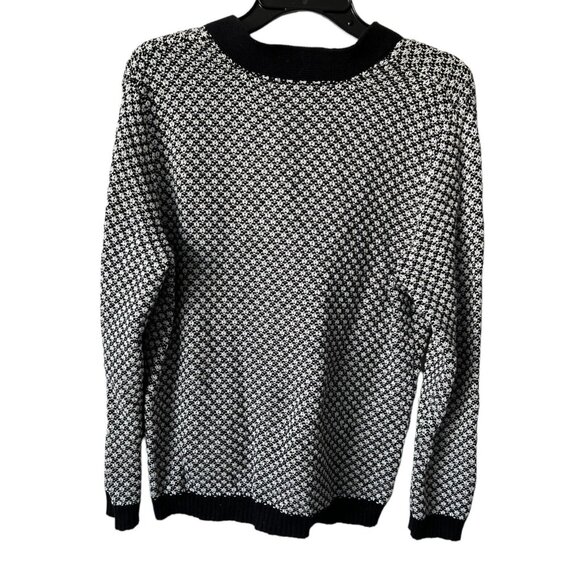 Karen Scott black and white sweater size L V neck Silver Hardware - Picture 4 of 8